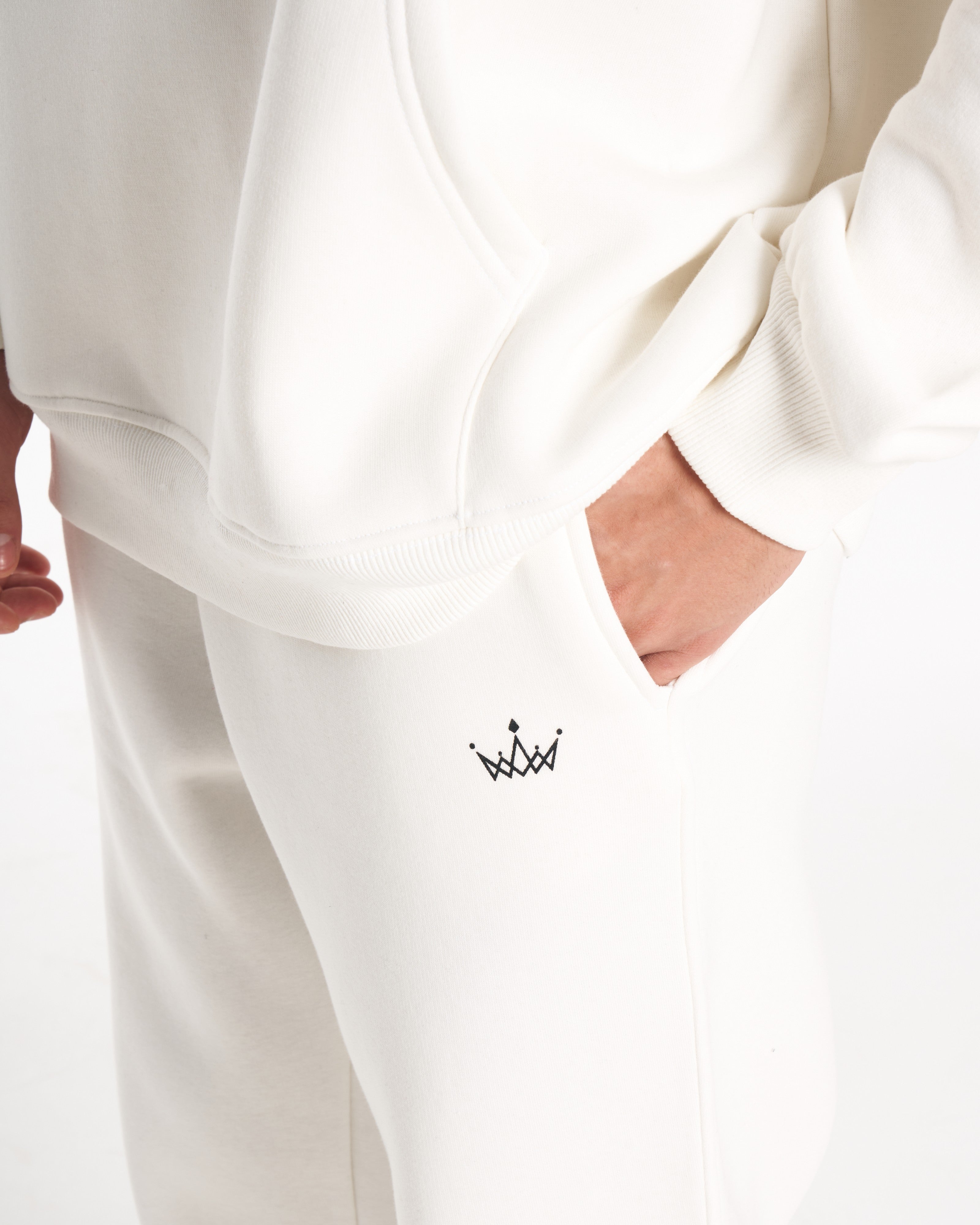 Estampado Negro Crown of Valen en Pantalón Blanco
