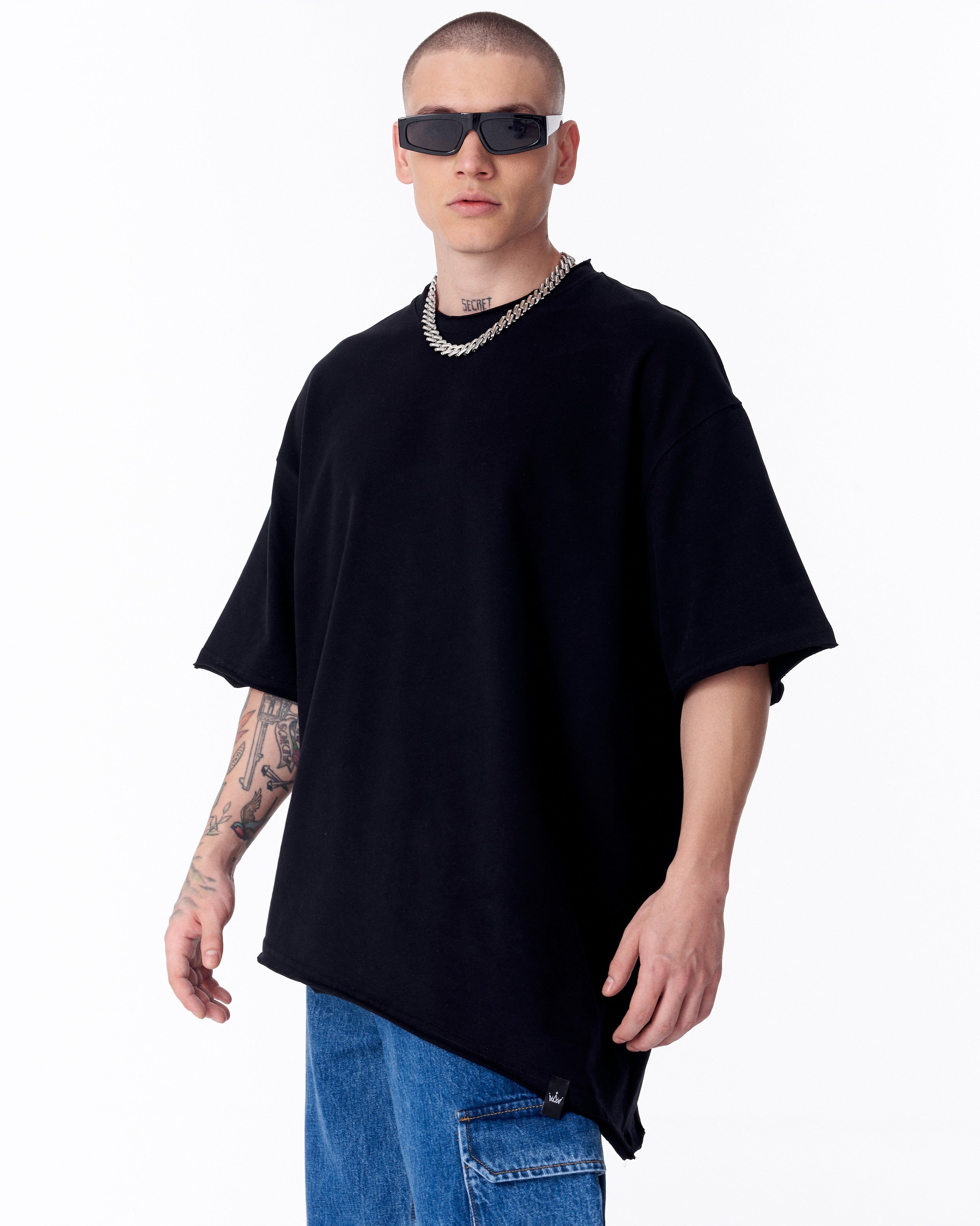 T-shirt Oversized Preta Assimétrica - Martin Valen