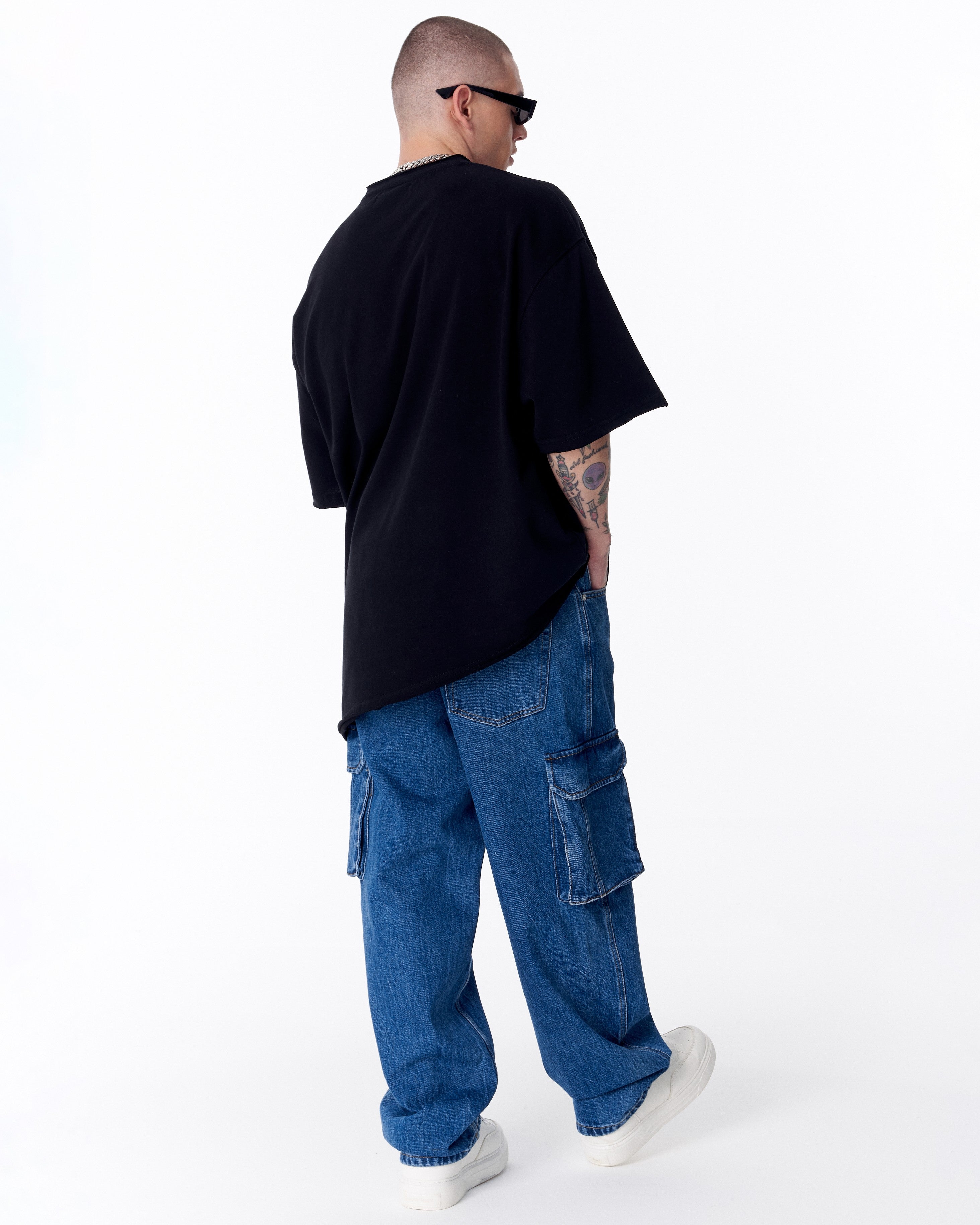 T-shirt Oversized Preta Assimétrica - Martin Valen