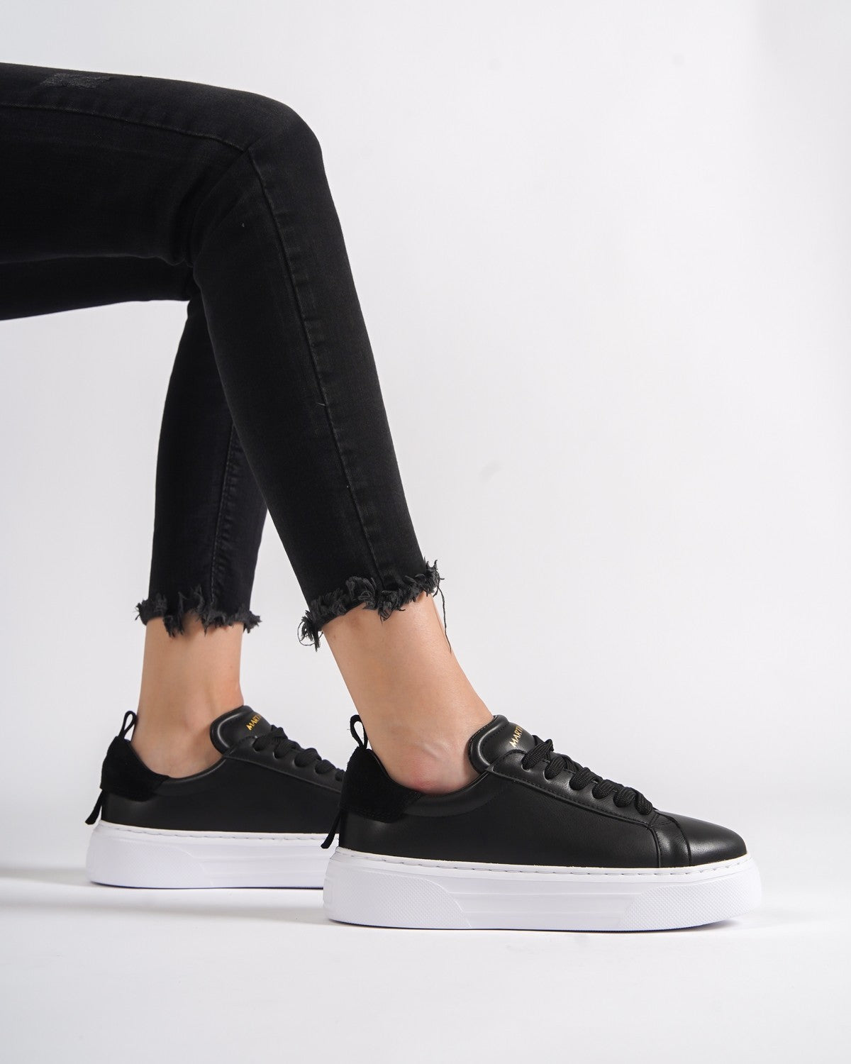 Bobe Chaussures Noires de Créateur pour Femmes avec Ceinture en Daim