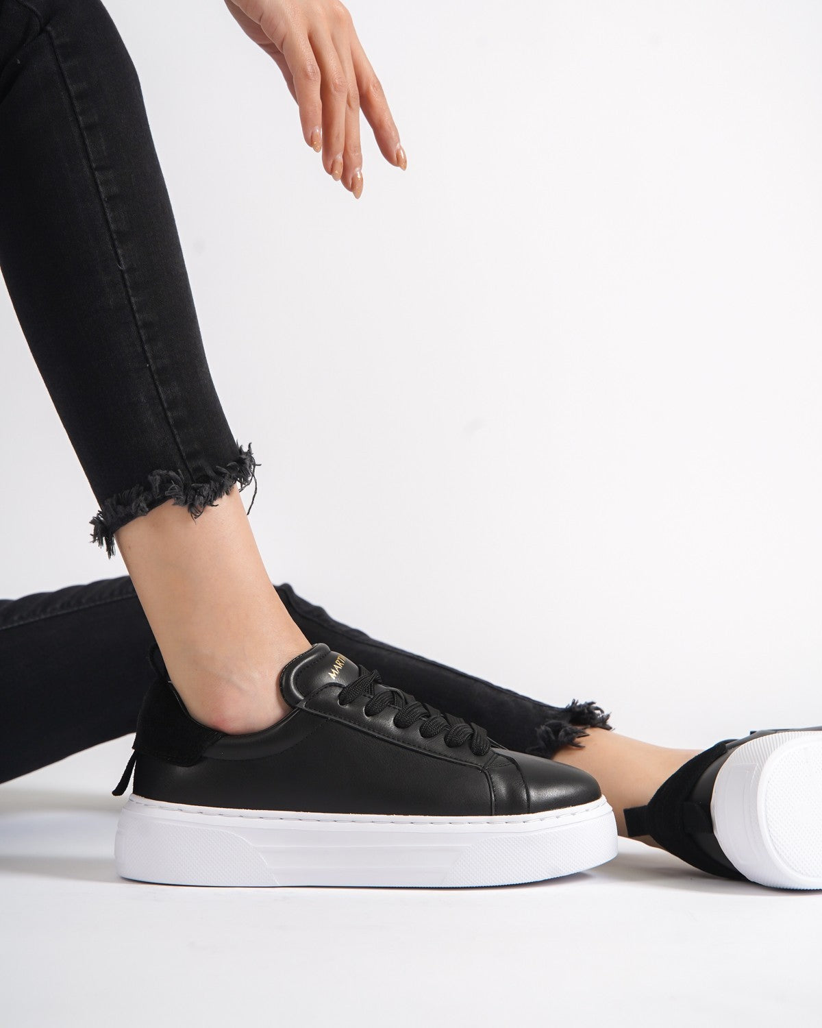Bobe Kadın Süet Kemer Detaylı Siyah Sneaker | Martin Valen