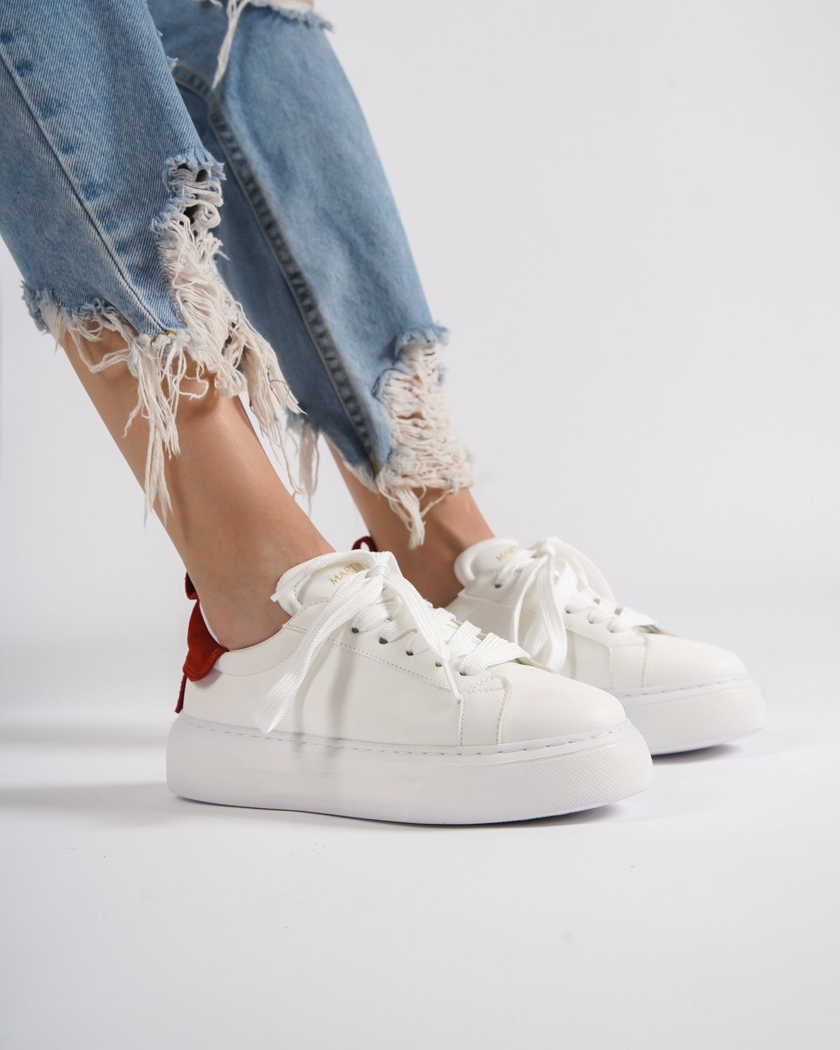 Bobe Witte Designer Damesschoenen met Rode Suède Riem | MV