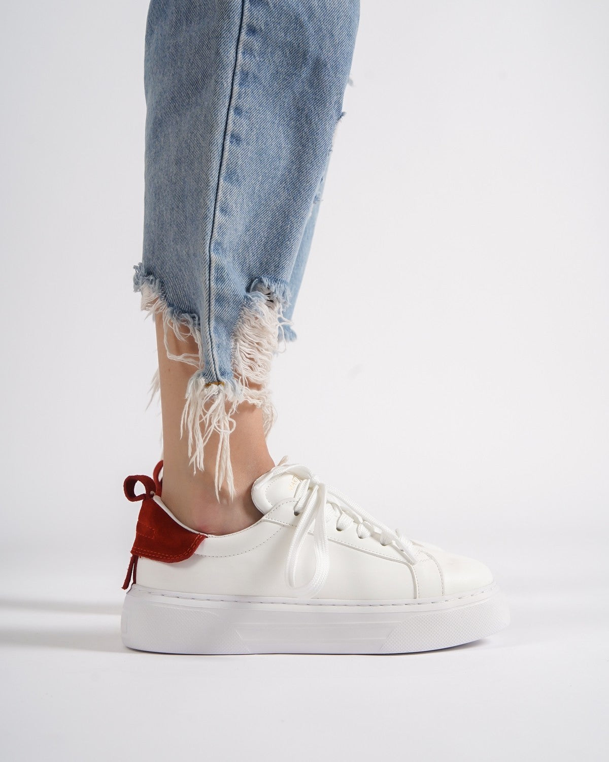 Bobe Witte Designer Damesschoenen met Rode Suède Riem | MV
