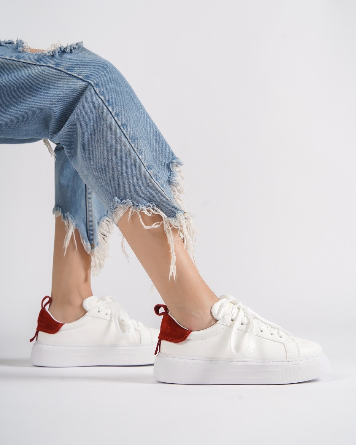 Bobe Witte Designer Damesschoenen met Rode Suède Riem | MV