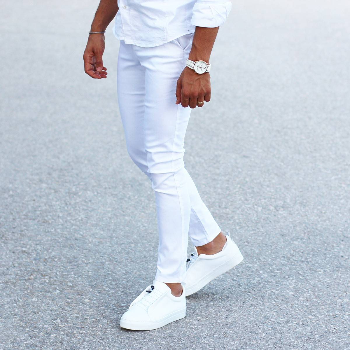 white shoes with skinny jeans