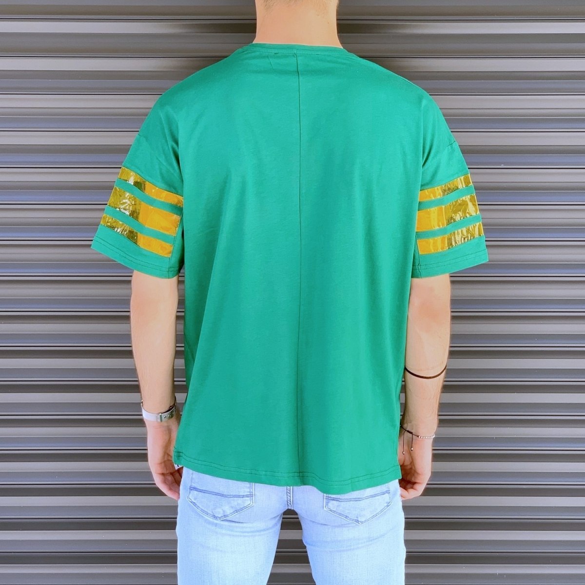 Herren T-Shirt mit weitem Schnitt und gestreiften Ärmeln in grün-gelb - 3