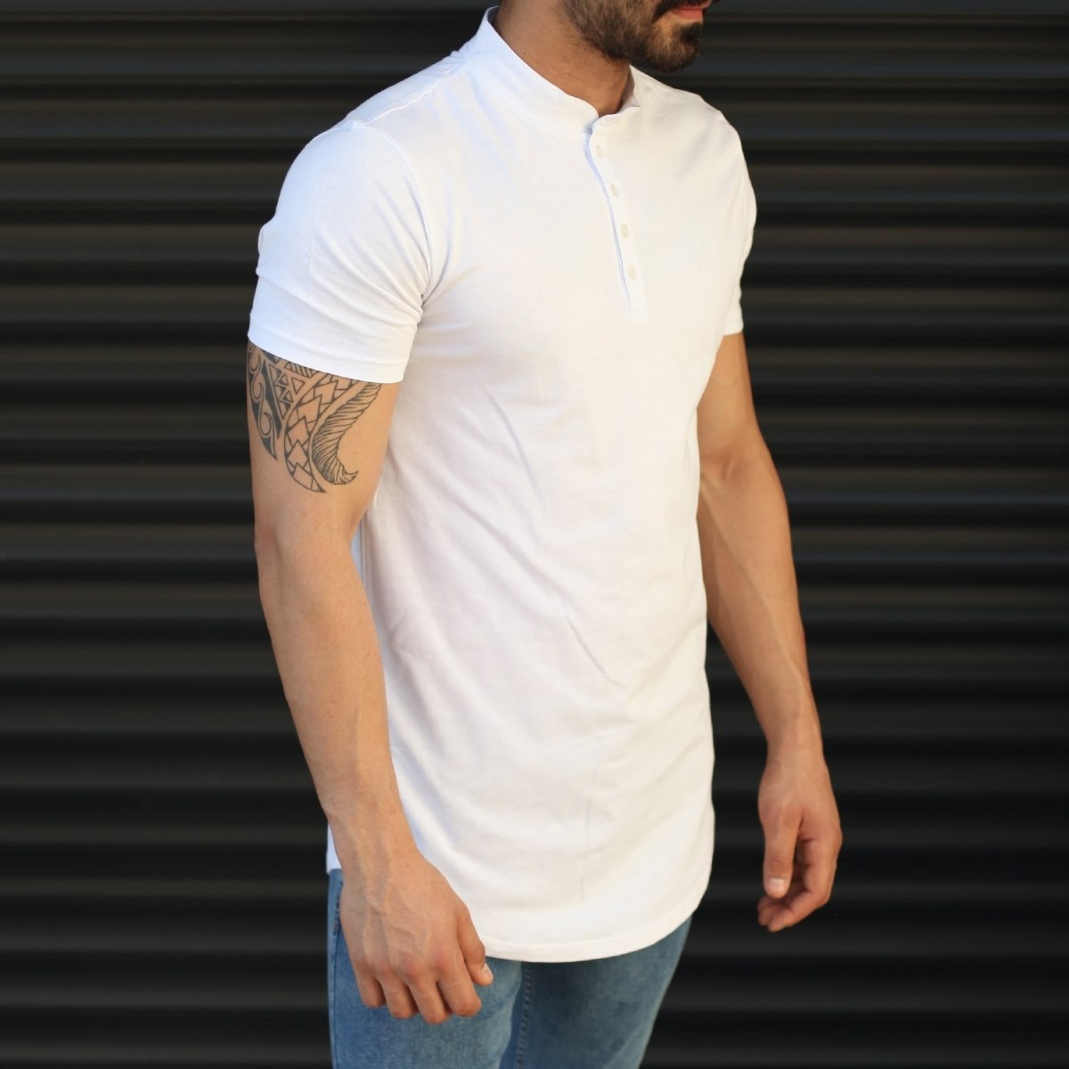 Herren T-Shirt lang geschnitten mit Knöpfen am Kragen in weiß - 1