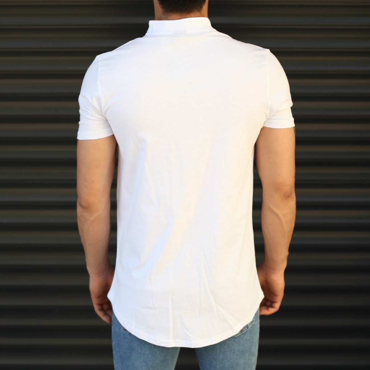 Herren T-Shirt lang geschnitten mit Knöpfen am Kragen in weiß - 2