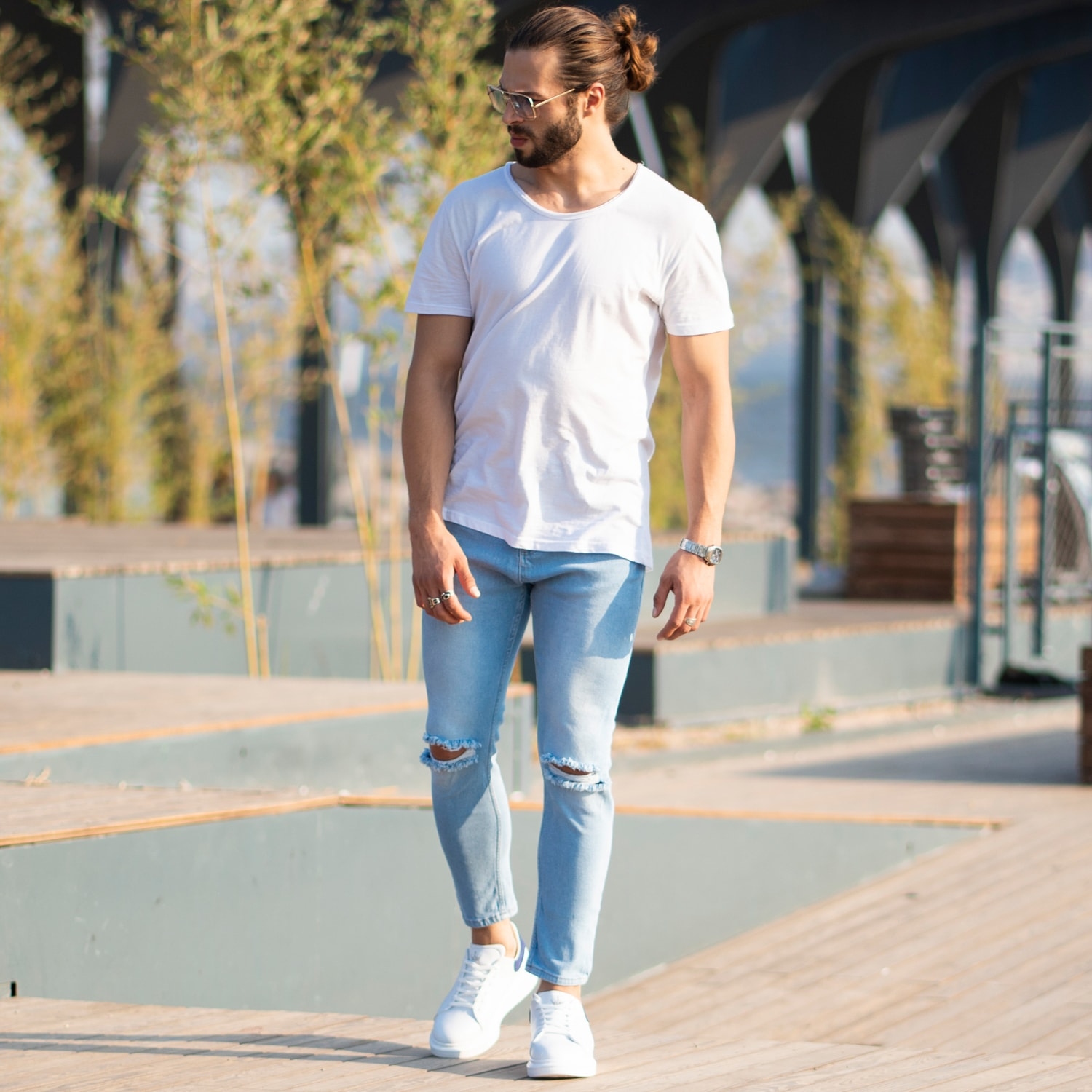 outfits that go with light blue jeans mens