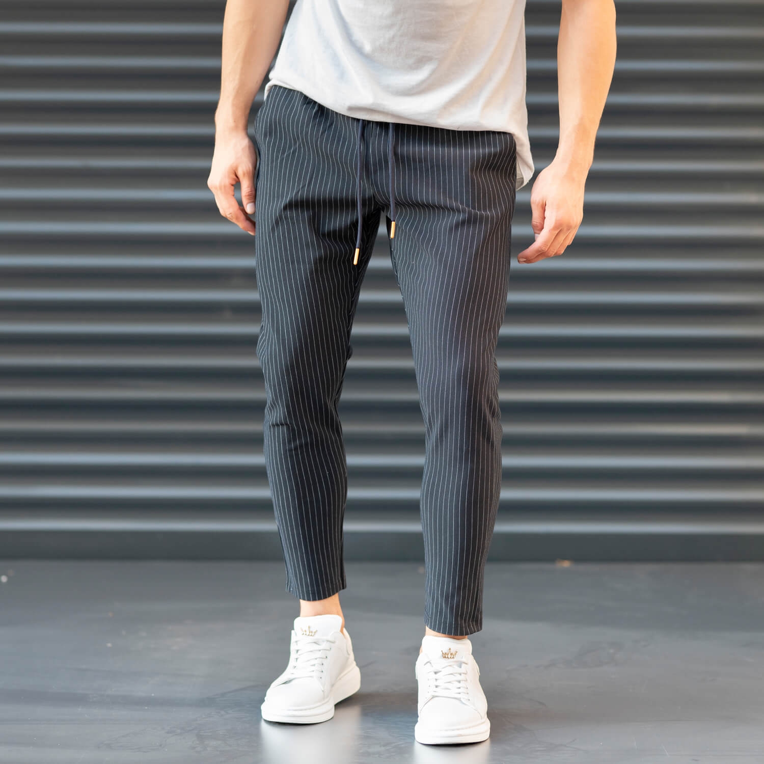 dark grey joggers mens outfit