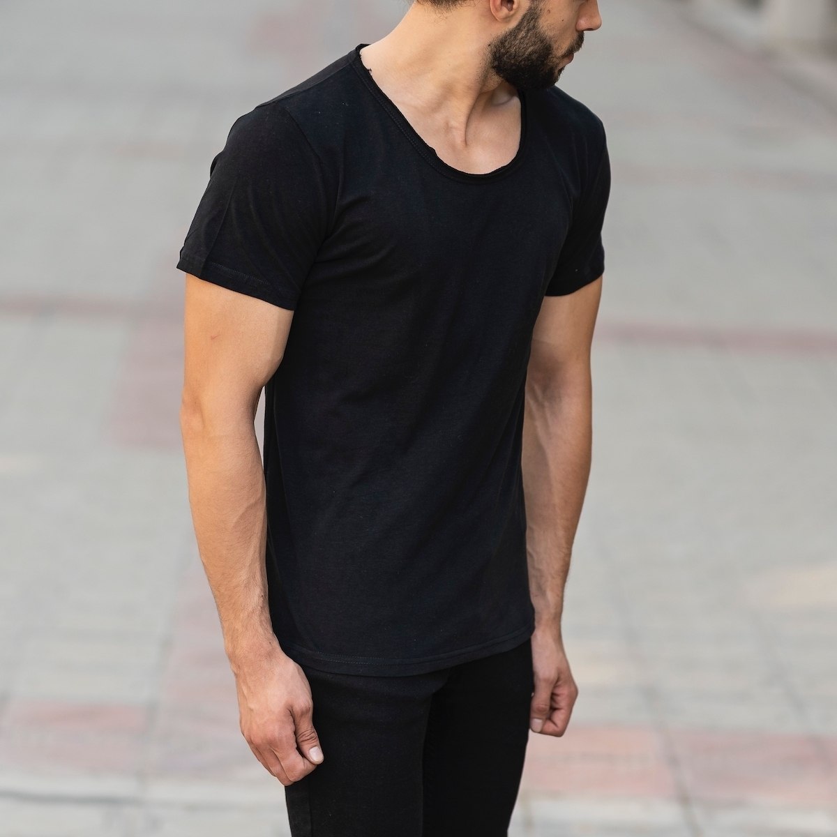 Herren T-Shirt mit abgeschnittenem Kragen in schwarz - 2