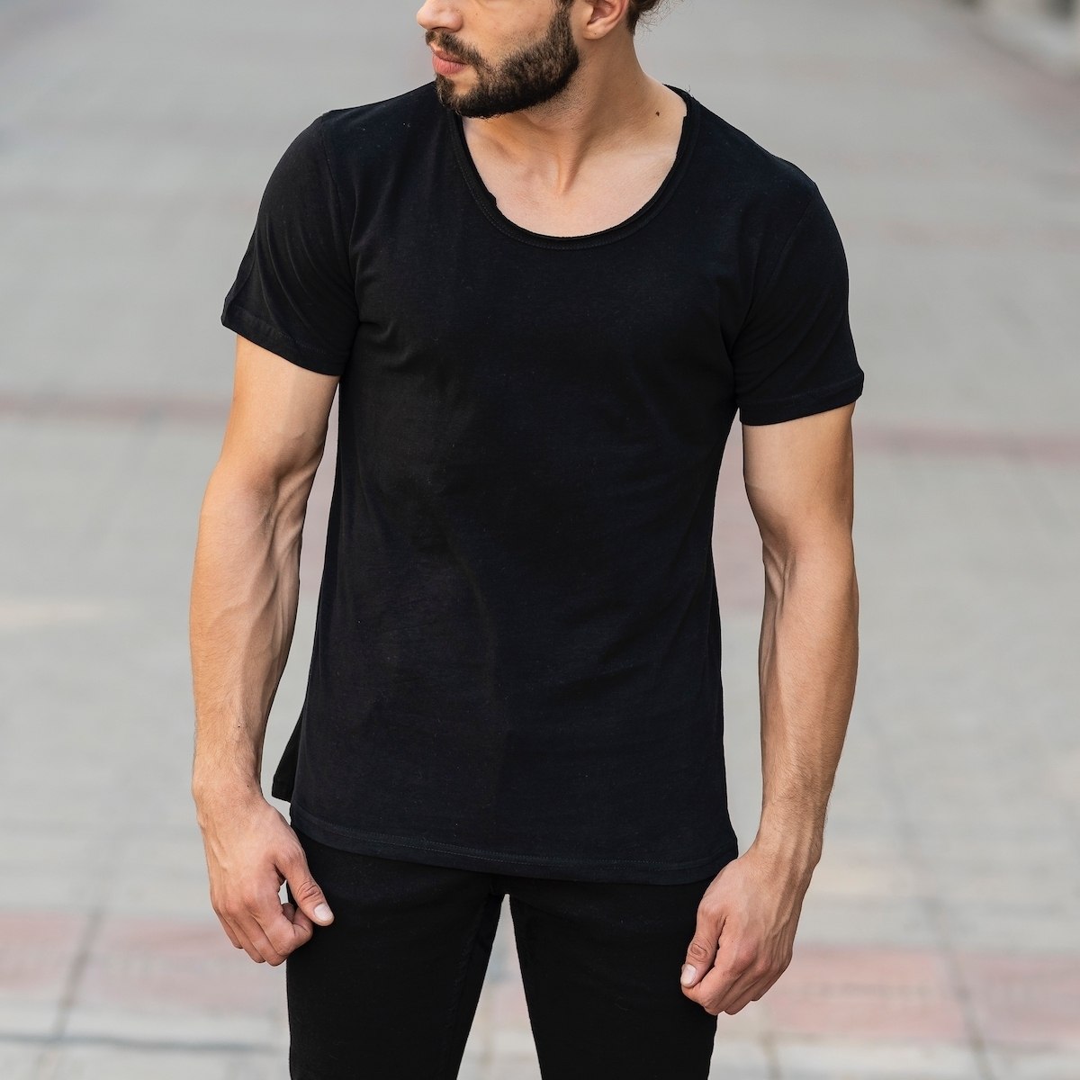 Herren T-Shirt mit abgeschnittenem Kragen in schwarz - 1