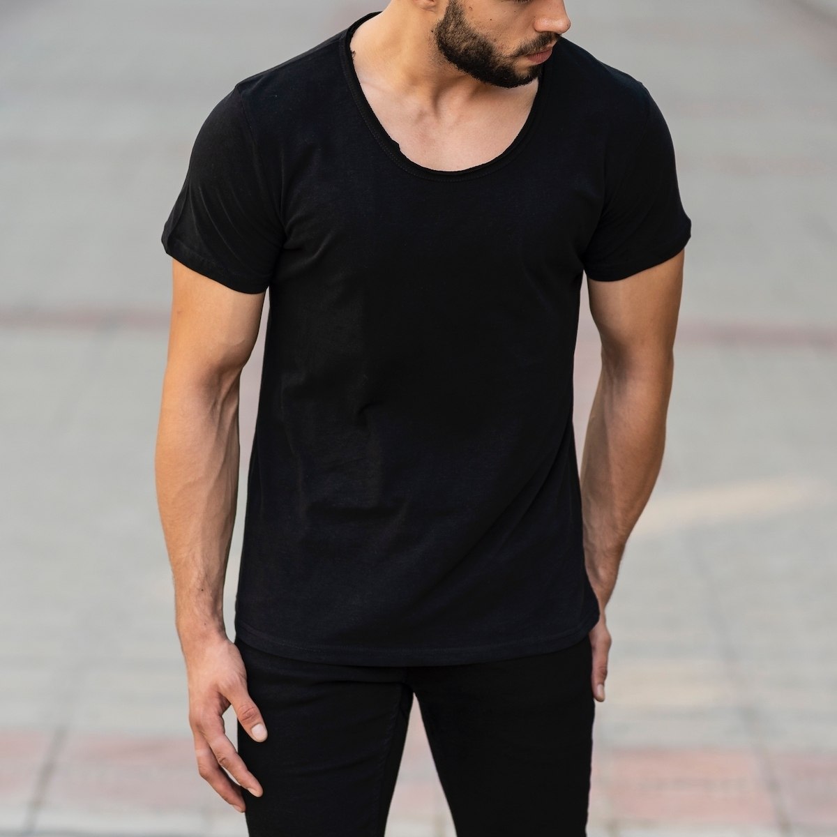 Herren T-Shirt mit abgeschnittenem Kragen in schwarz - 4
