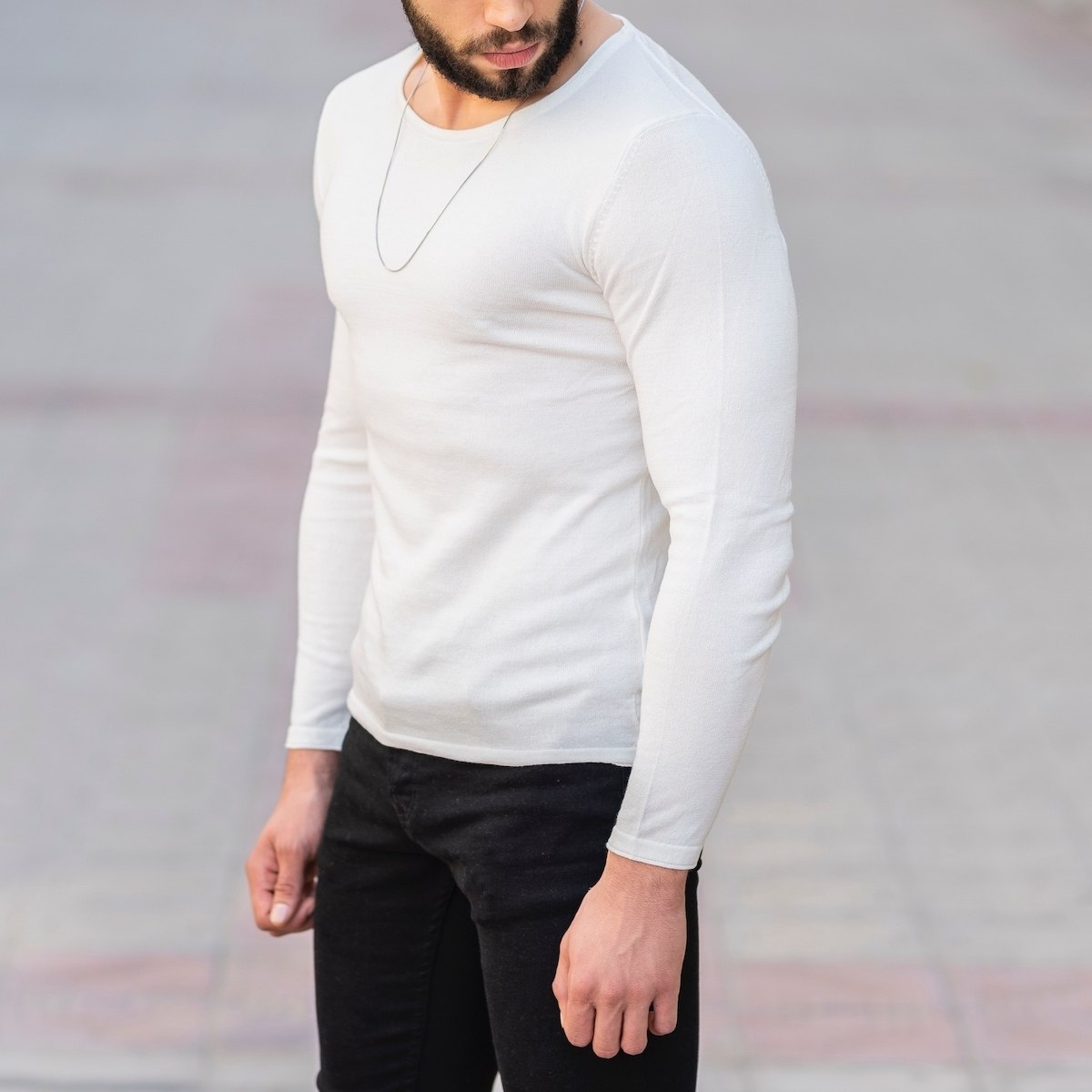 Herren Slim-Fit Sweater mit rundem Kragen in weiß - 2