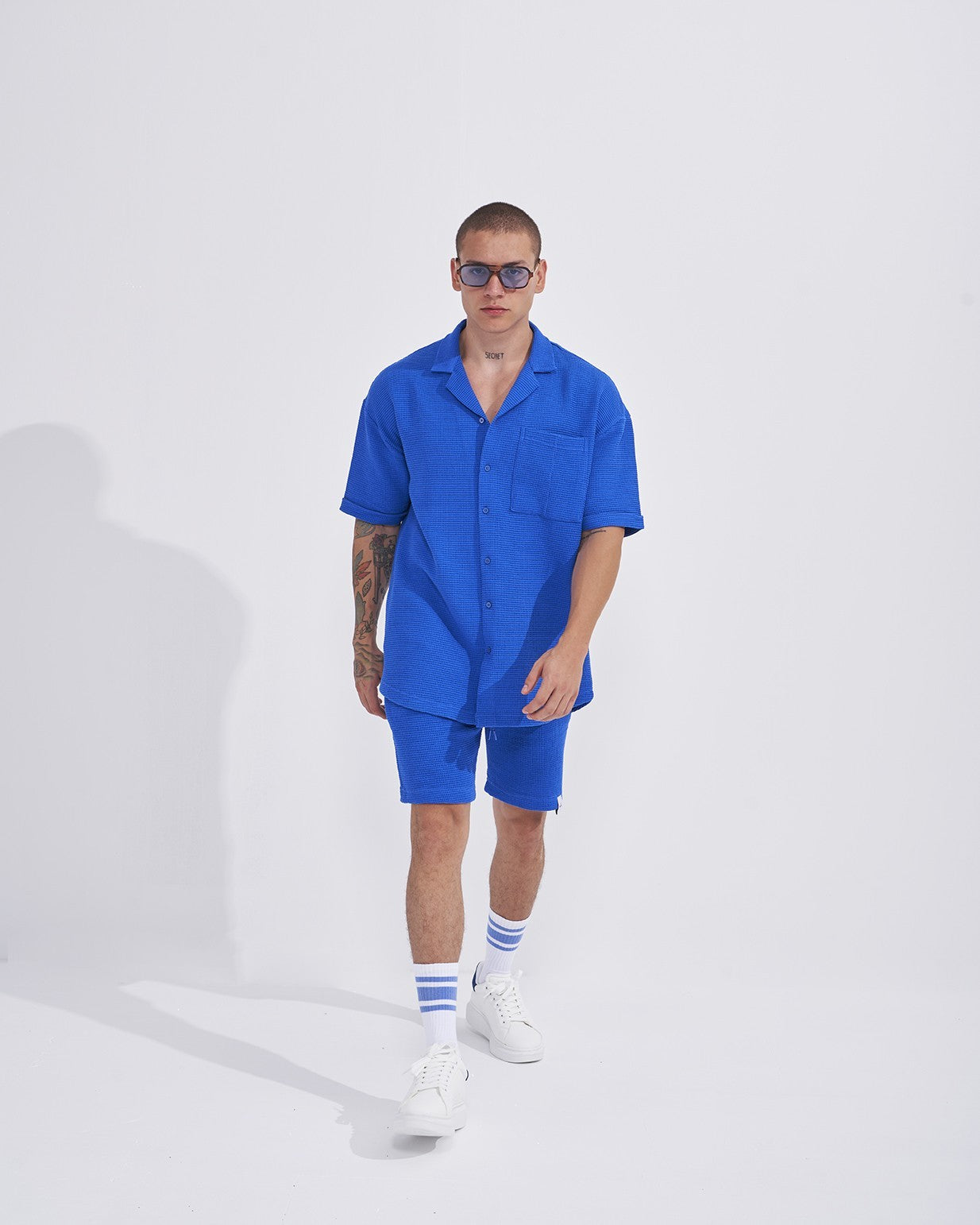 Set Tuta da Uomo in Tessuto Waffle con Pantaloncini in Sax Blue | Martin Valen Set Tuta da Uomo in Tessuto Waffle con Pantaloncini in Sax Blue | Martin Valen
