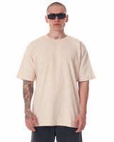 Camiseta masculina bege com estampa nas costas em relevo
