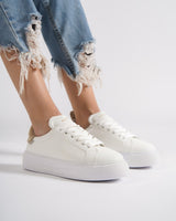 Mulher Bobe Sapatos Brancos com Cinto em Camurça Bege