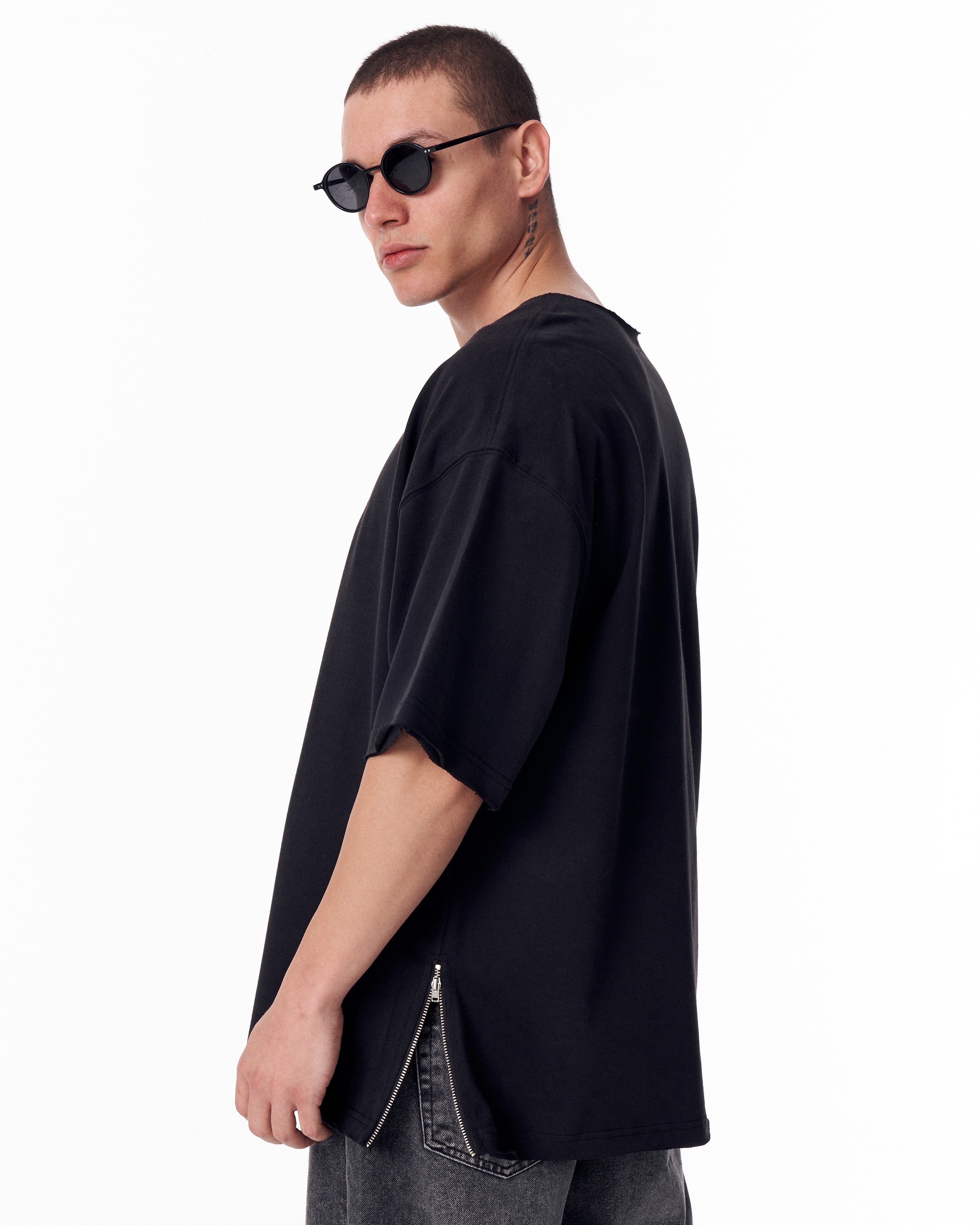 Raw-Edge Crew Neck Oversized Black T-shirt With Sidezip | MV
