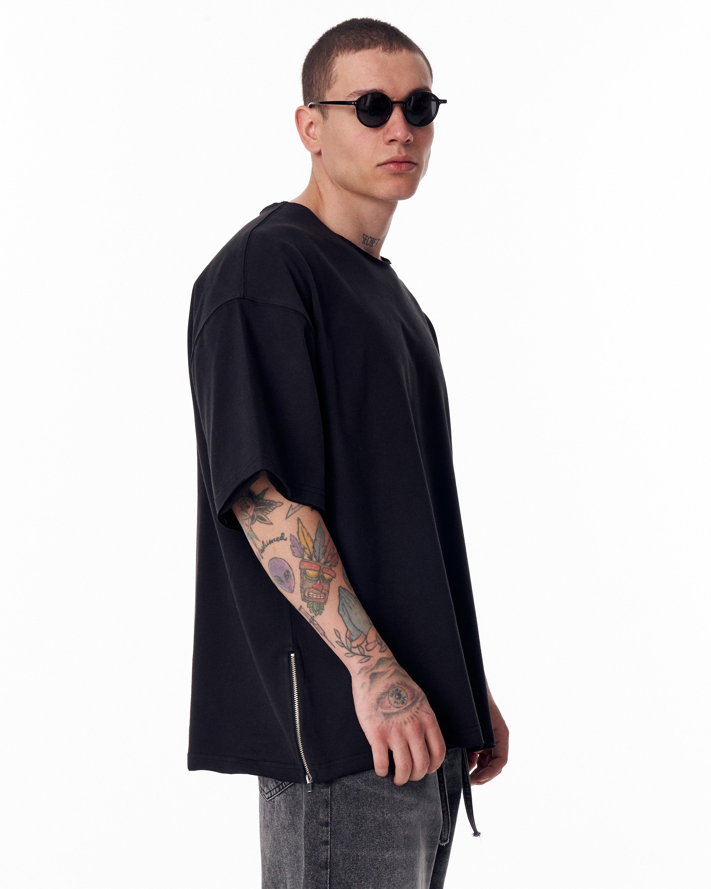 Raw-Edge Crew Neck Oversized Black T-shirt With Sidezip | MV